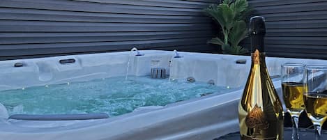 Outdoor spa tub