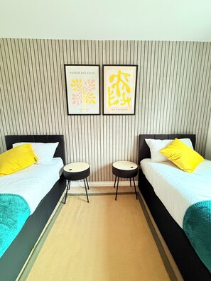 5 bedrooms, iron/ironing board, WiFi - Stylish Townhouse in Rugby, sleeps up to 9! (Rugby)