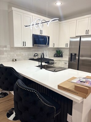 Private kitchen - High End Luxury 3bedroom Located Near Downtown Houston (Houston)