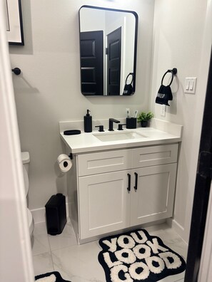 Hair dryer, towels, soap, toilet paper - High End Luxury 3bedroom Located Near Downtown Houston (Houston)