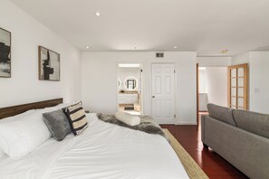 5 bedrooms, desk, free WiFi, bed sheets