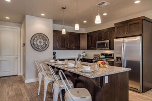 Fridge, microwave, stovetop, dishwasher - Southern Cove Duplex in St George with Hot Tub (Santa Clara)