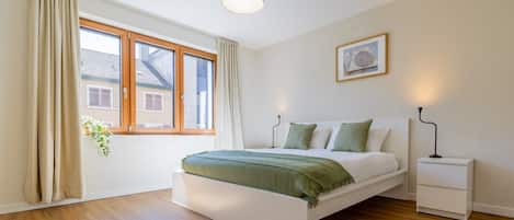 2 bedrooms, desk, iron/ironing board, WiFi