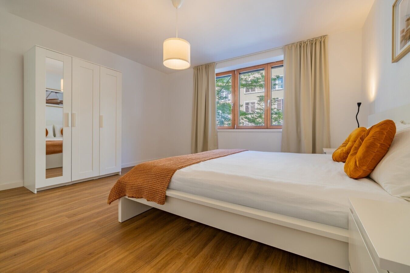 2 habitaciones, escritorio, tabla de planchar con plancha y wifi 