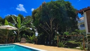 Una piscina rectangular con borde de azulejos, rodeada de una terraza también de azulejos.