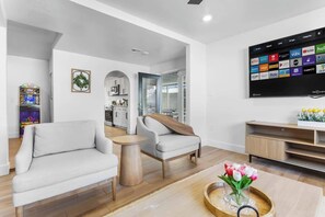 TV - Fun Oasis: 6BR, Hot Tub,Pool, Arcade & Park Nearby (North Las Vegas)