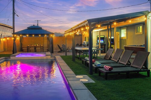 7-Bedroom Vegas Haven with Pool,Pool Table & Grill