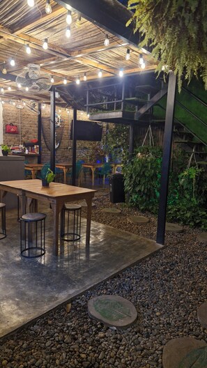 Outdoor dining - Musa Paradisiaca Lodging in the Urban Heart of Santa Marta (Santa Marta)