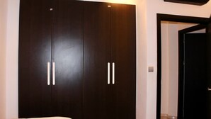 Ein dunkler Holzschrank mit zwei Griffen und einer Tür.