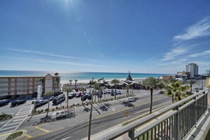 Property grounds - Rooftop Pool Hot Tub Arcade Coffee Shop and Great Location! (Panama City Beach)