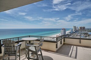 Outdoor dining - Rooftop Pool Hot Tub Arcade Coffee Shop and Great Location! (Panama City Beach)