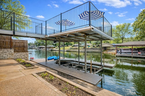 Lakefront Retreat, Sleeps 20, Pool, Dock, Firepit, Kayaks, Game Room
