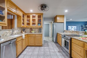 Refrigerador, microondas, horno y parrilla de estufa 