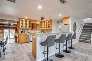 Private kitchen - Lakefront Retreat, Sleeps 20, Pool, Dock, Firepit, Kayaks, Game Room (Granbury)