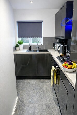 Private kitchen - 
Luxury 1-Bed near Lewisham Hospital (London)