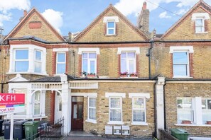 Exterior - 
Luxury 1-Bed near Lewisham Hospital (London)