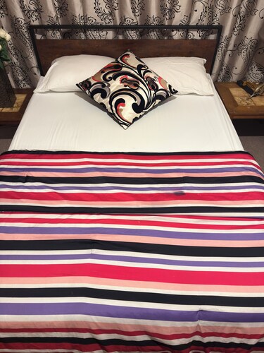 Private Bedroom with office desk Queen Bed London South a Peaceful space