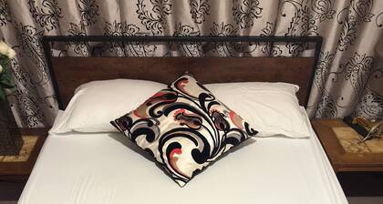 Private Bedroom with office desk Queen Bed London South a Peaceful space