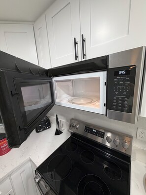 Refrigerador, microondas, horno y parrilla de estufa 