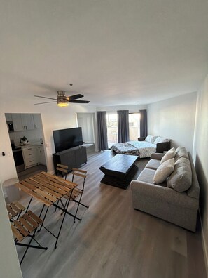 Living area - Casa de la Playa! (San Diego)