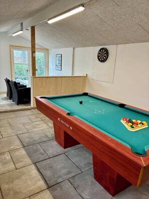 Games room - 2-family activity cottage (Rønde)