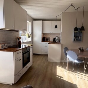 Fridge, microwave, oven, stovetop - Sea views cliffs 50 m from the sea in Sandvig (Allinge-Sandvig)