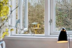 A window with a view of a wooden bird feeder outside. - Cozy holiday home in Ejby Ådal (Kirke Hyllinge)