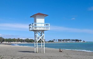 Una torre de salvavidas con balcón en la playa.