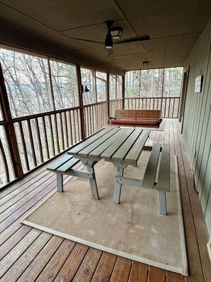Outdoor dining - Black Bear Roost in Thunderbird at Lake Santeetlah - 4 bed, 2.5 bath (Lake Santeetlah)