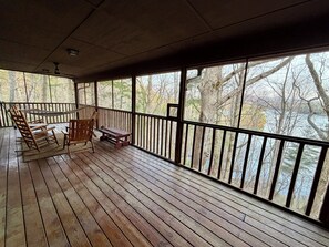 Outdoor dining - Black Bear Roost in Thunderbird at Lake Santeetlah - 4 bed, 2.5 bath (Lake Santeetlah)
