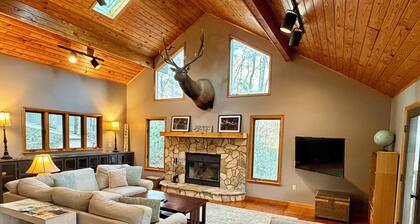 Black Bear Roost in Thunderbird at Lake Santeetlah - 4 bed, 2.5 bath