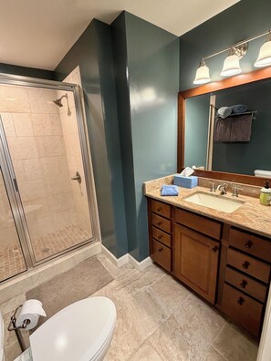 Bathroom - Black Bear Roost in Thunderbird at Lake Santeetlah - 4 bed, 2.5 bath (Lake Santeetlah)