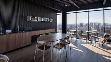 Una cocina moderna con encimera de madera, microondas integrado y un amplio ventanal con vistas a la ciudad.