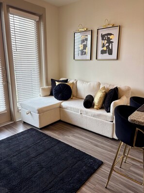 Living area - Black & Gold Studio 1 Mile to TCU Walk to Bars Pool & Gym  Perfect for Game Day (Fort Worth)
