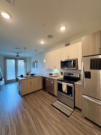 Black & Gold Studio 1 Mile to TCU Walk to Bars Pool & Gym  Perfect for Game Day