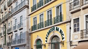 A yellow building with balconies and a sign reading "ASCENSOR DA BICA". - Bica 246 by luma (Lisboa)
