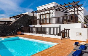 A heated pool - Lovely home in Las Palmas with private swimming pool, can be inside or outside (Las Palmas)