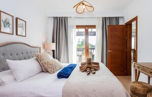 4 bedrooms, travel cot, free WiFi - Lovely home in Las Palmas with private swimming pool, can be inside or outside (Las Palmas)