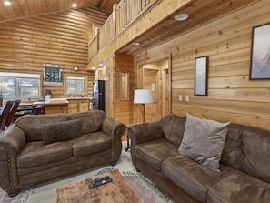 Fernseher, Kamin, Bücher, Computerbildschirme