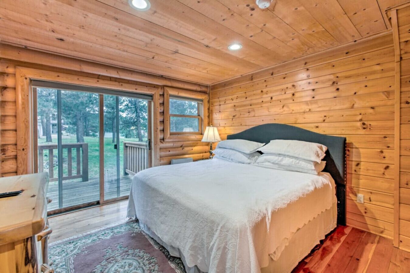 3 bedrooms, desk, WiFi, bed sheets
