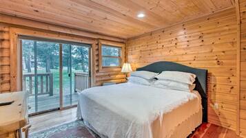 3 bedrooms, desk, WiFi, bed sheets