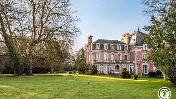 A large, historic building with a symmetrical facade, large windows, and a prominent tower. - Gîtes de France® - Le Gîte du Château (BERTREVILLE SAINT OUEN)