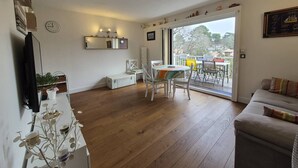 TV - AMARINE Residence – 2-Bedroom Apartment, Terrace, Heated Pool  et  WiFi (CAPBRETON)