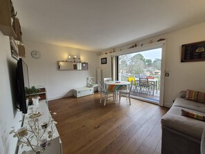 TV - AMARINE Residence – 2-Bedroom Apartment, Terrace, Heated Pool  et  WiFi (CAPBRETON)