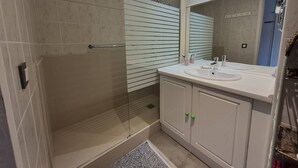 Bathroom - AMARINE Residence – 2-Bedroom Apartment, Terrace, Heated Pool  et  WiFi (CAPBRETON)