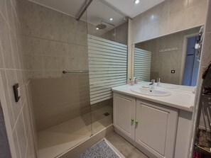 Bathroom - AMARINE Residence – 2-Bedroom Apartment, Terrace, Heated Pool  et  WiFi (CAPBRETON)