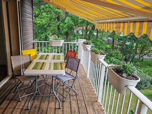 Outdoor dining - AMARINE Residence – 2-Bedroom Apartment, Terrace, Heated Pool  et  WiFi (CAPBRETON)