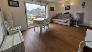 TV - AMARINE Residence – 2-Bedroom Apartment, Terrace, Heated Pool  et  WiFi (CAPBRETON)