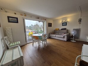 TV - AMARINE Residence – 2-Bedroom Apartment, Terrace, Heated Pool  et  WiFi (CAPBRETON)