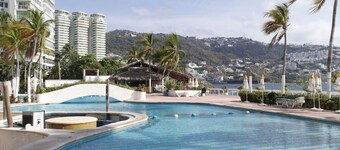 La Palapa 1907: Frontal View of the Bay